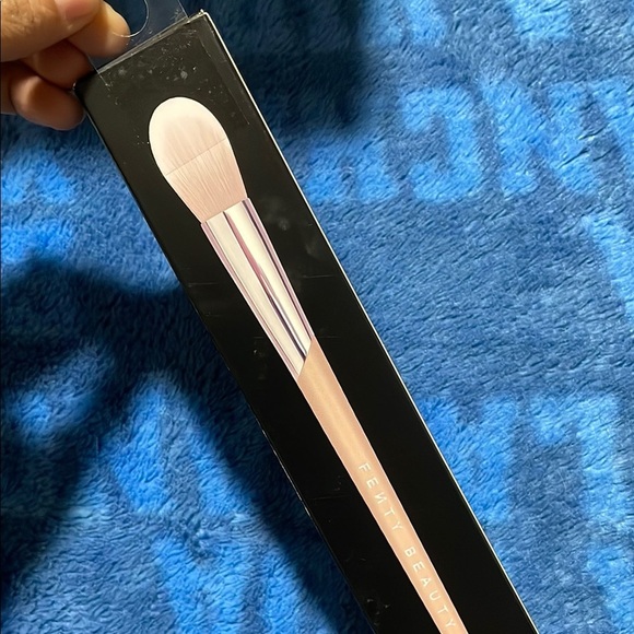 Fenty Beauty Highlighting Brush in Black and White - Picture 6 of 8